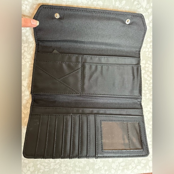 Floral Black and White Clutch - Kenneth Cole Reaction - Picture 4 of 4